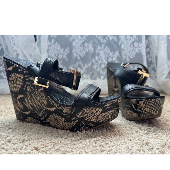 Tory Burch Black Faux Snakeskin Wedge Sandals 8.5 - Picture 1 of 10